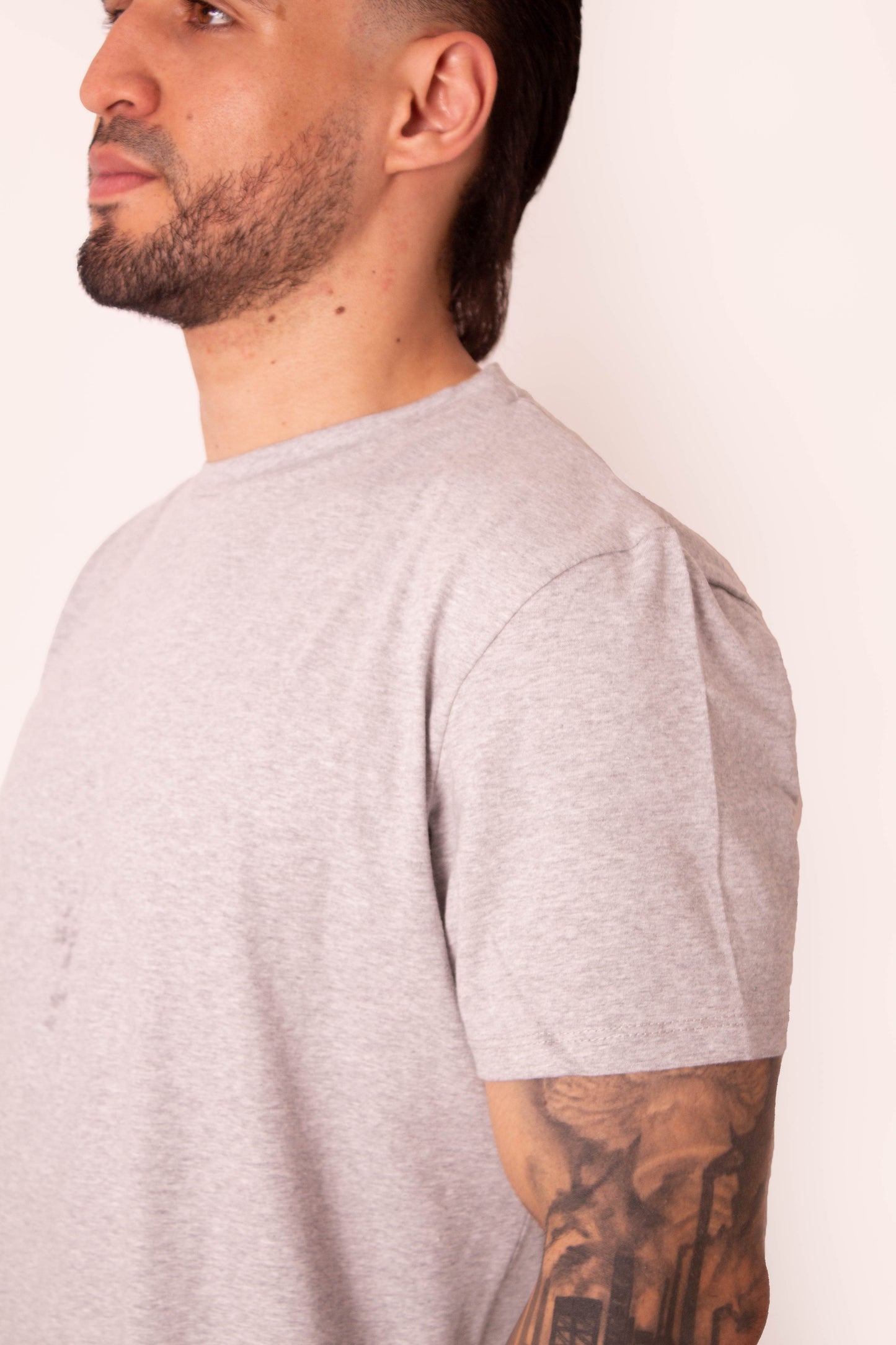 CAMISETA GRIS OSCURO (T-SHIRT) ALGODÓN PERUANO